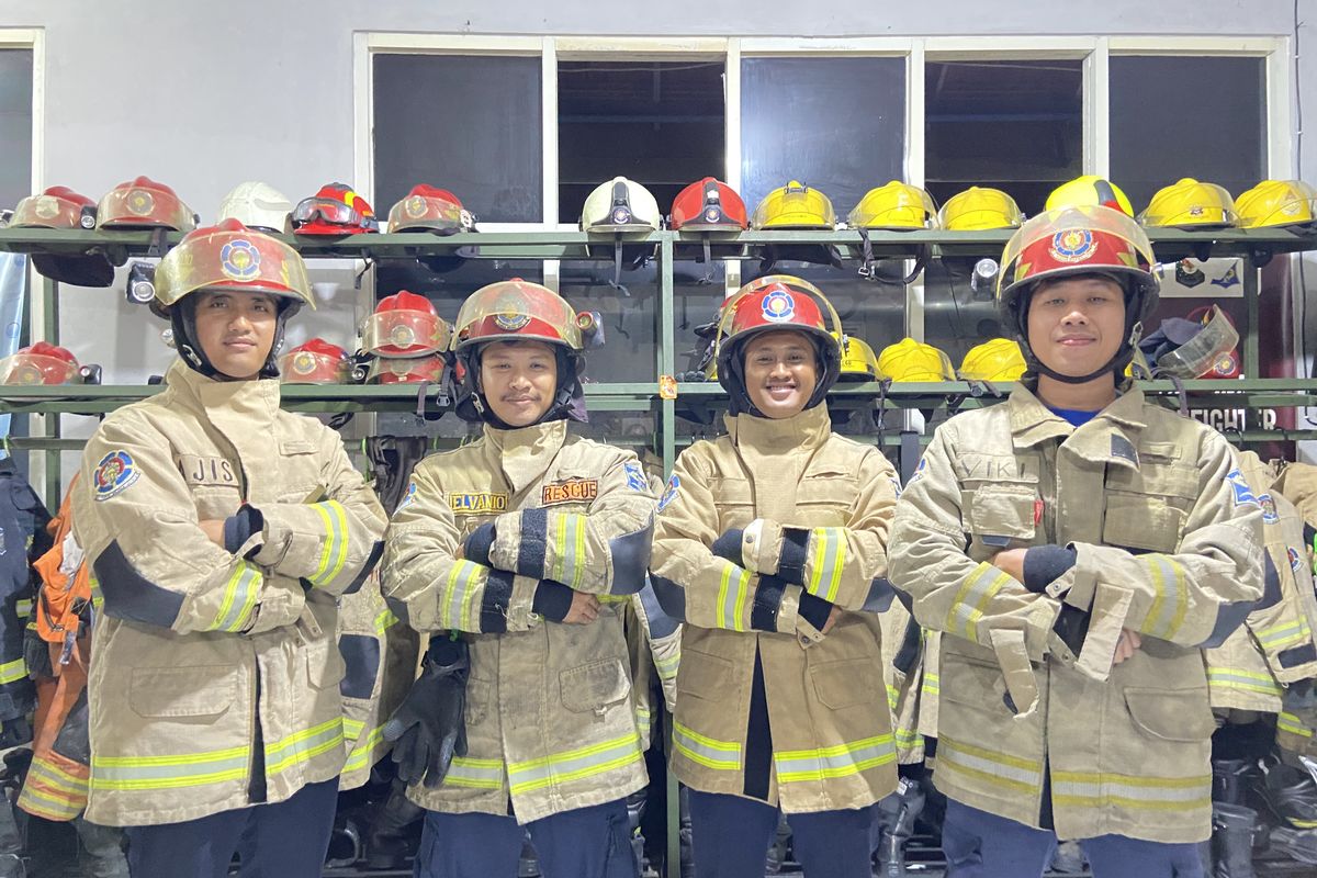 Petugas damkar DPKP Surabaya, Wilfran, Aziz, Elfanio dan Viki saat ditemui Kompas.com, Kamis (26/11/2025).