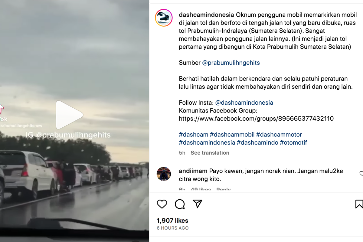 sejumlah pengemudi mobil berhenti di bahu jalan tol