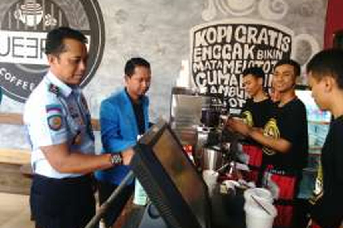 Kedai kopi JeeraCoffee yang diresmikan pihak Rutan Cipinang Klas I bekerja sama dengan Komite Nasional Pemuda Indonesia (KNPI), di Rutan Cipinang Klas I, Jakarta Timur. Kedai ini dibuat untuk pelatihan dan pengalaman kerja di bidang usaha kopi bagi warga binaan. Kamis (8/9/2016)