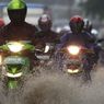 Ketahui Bahaya Berkendara Saat Hujan Deras dan Angin Kencang
