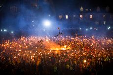 Mengenal Festival Up Helly Aa, Tradisi Bakar Kapal Viking Skotlandia