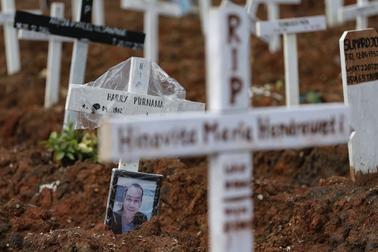 Foto pasien Covid-19 yang meninggal dan dimakamkan di TPU Rorotan, Jakarta Utara, Selasa (10/8/2021). Dibandingkan bulan Juni hingga Juli lalu, jumlah jenazah pasien Covid-19 yang dimakamkan di TPU Rorotan berkurang.