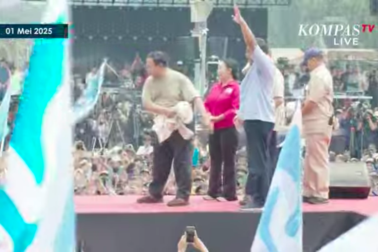Saat Prabowo Lempar Topi dan Kemeja yang Dikenakan ke Arah Buruh di May Day 2025...