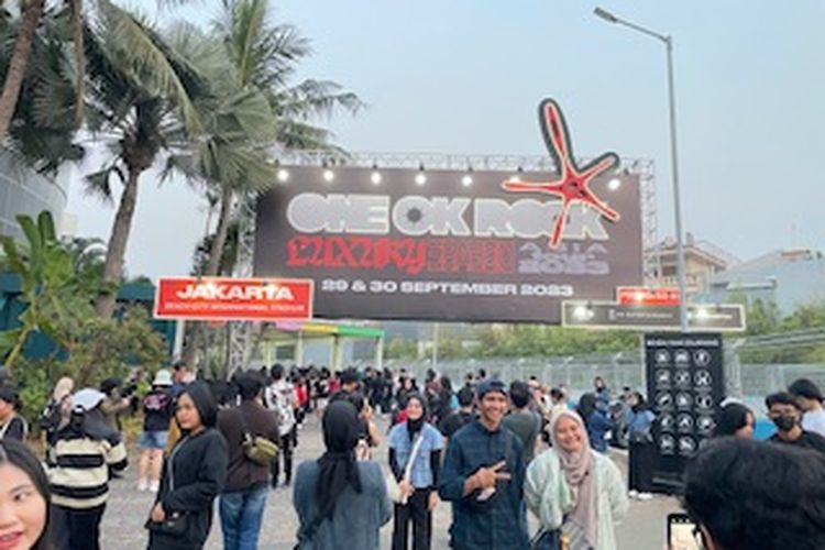 Suasana terkini konser ONE OK ROCK hari kedua di Beach City International Stadium, Ancol pada Sabtu (30/9/2023).  