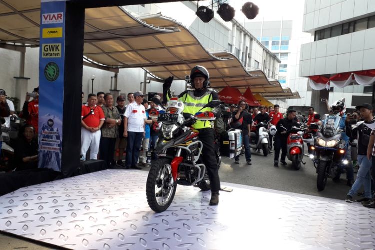 Pelepasan Gunadi (41) beserta sepeda motor Viar Vortex 250 yang dikendarainya ke Pegunungan Himalaya dari Kantor Kementerian Perhubungan, Jakarta pada Minggu (26/8/2018).