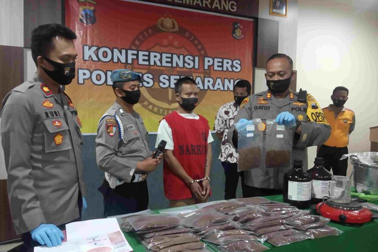 Kapolres Semarang AKBP Gatot Hendro Hartono menunjukan tembakau gorila produksi Yunus. 