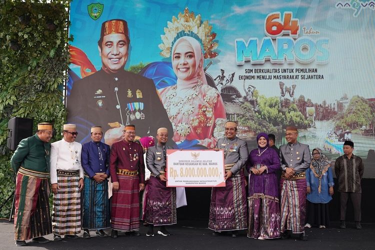 Gubernur Sulawesi Selatan (Sulsel) Andi Sudirman Sulaiman serahkan bantuan Rp 8 miliar untuk pembangunan infrastruktur Kabupaten Maros, Sulsel.