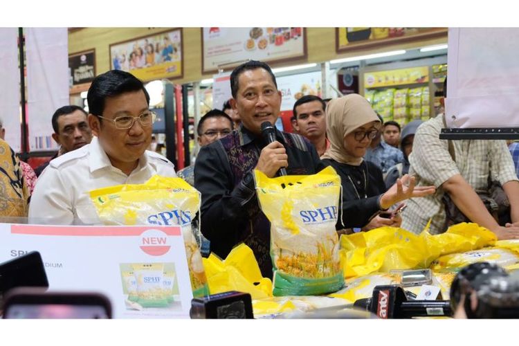 Dirut Perum Bulog Budi Waseso dan Kepala Badan Pangan Nasional Arief Prasetyo Adi saat melakukan pengecekan ketersediaan beras Stabilisasi Pasokan dan Harga Pasar (SPHP) di LotteMart Wholesale, Pasar Rebo, Jakarta, Jumat (8/9/2023). 