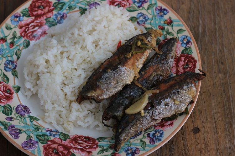 Ilustrasi nasi lauk pindang tongkol goreng. 