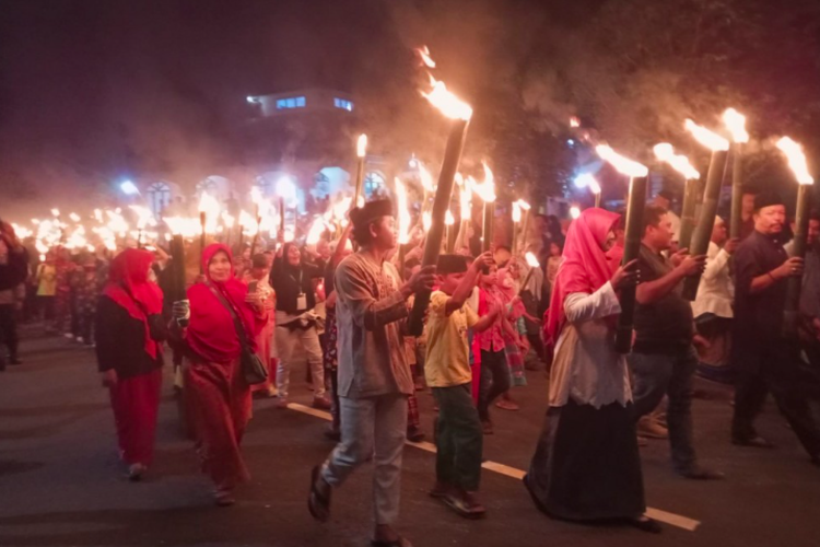 Salah satu tradisi yang hingga saat ini masih lestari adalah pawai obor. Tradisi ini menjadi salah agenda Dinas Pariwisata dan Kebudayaan Kabupaten Bangka Barat yang rutin dilaksanakan setiap tahun.