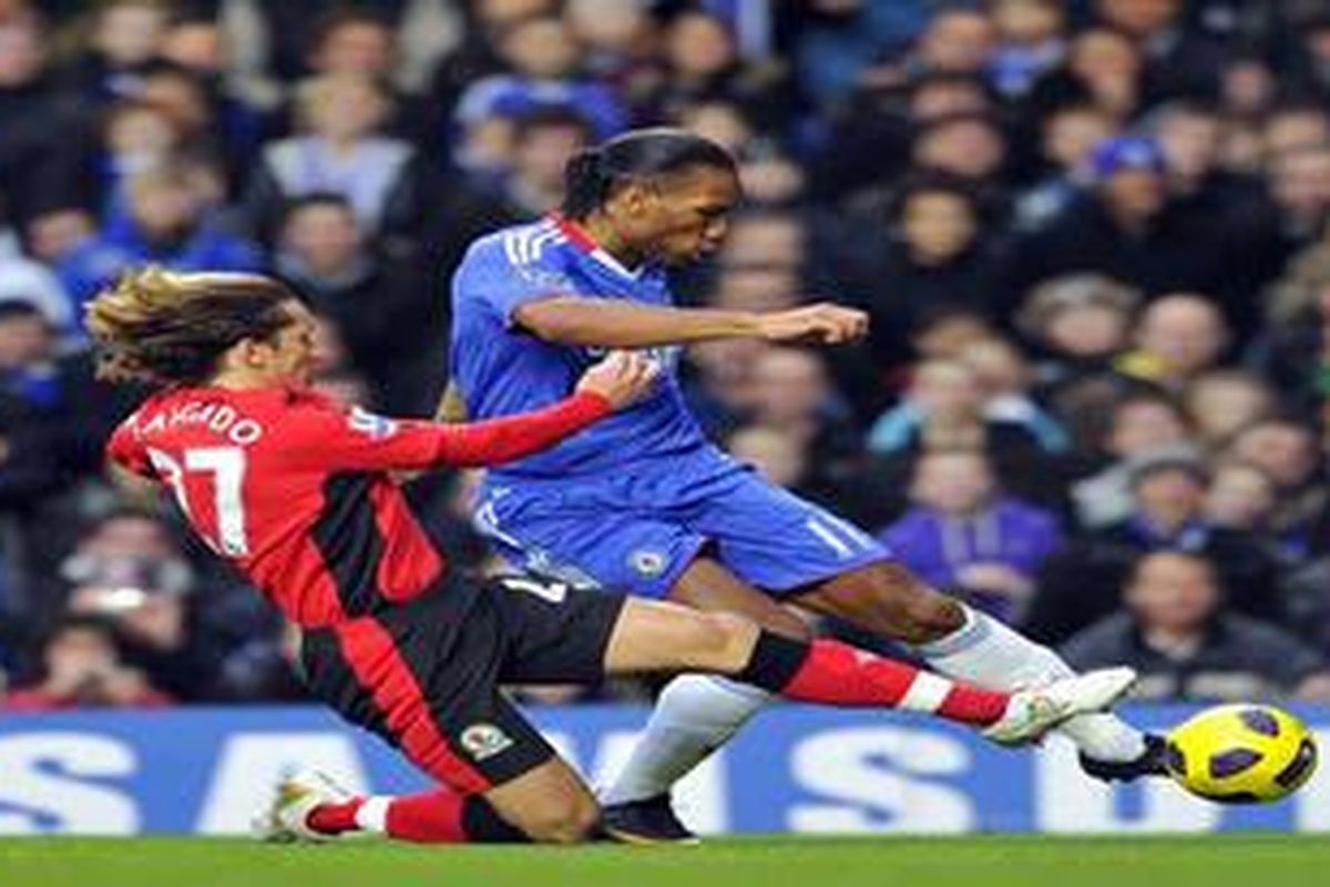 Penyerang Chelsea, Didier Drogba (kanan), berusaha melewati adangan bek Blackburn Rovers, Michel Salgado, pada pertandingan Premier League, di Stamford Bridge, Sabtu (15/1/2011).