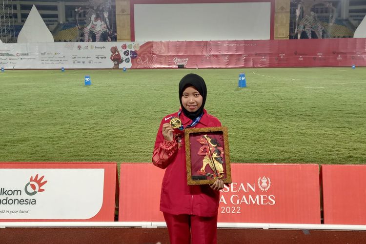 Karisma Evi memamerkan medali emas yang dia dapat dari cabang olahraga para-atletik nomor lari 100 meter T42/44 putri ASEAN Para Games 2022 di Stadion Manahan, Solo, Senin (1/8/2022) malam WIB.