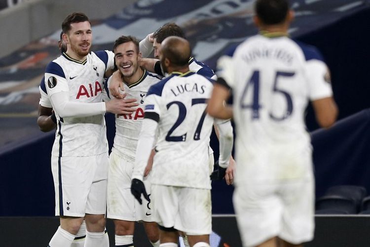 Gelandang Tottenham Hotspur, Harry Winks (tengah), merayakan gol bersama rekan setimnya pada pertandingan Tottenham vs Ludogorets pada matchday keempat Liga Europa 2020-2021 di Stadion Tottenham Hotspur, Jumat (27/11/2020) dini hari WIB. 