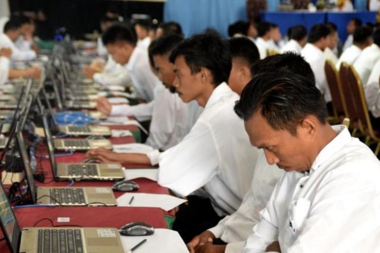 Ratusan peserta mengikuti test Selektif Kompetensi Dasar (SKD) di gedung Maidani, Kota Baubau, Sulawesi Tenggara