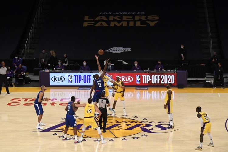Juara bertahan NBA, Los Angeles Lakers, memulai musim NBA 2020-2021 dengan menghadapi tetangga mereka, Los Angeles Clippers, di Staples Center, Los Angeles, pada Rabu (23/12/2020) pagi WIB.