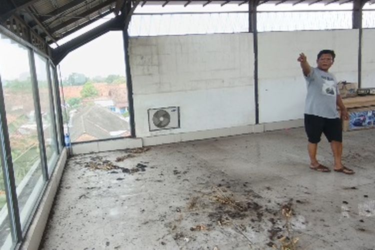 Ketua RT 2 Siswanto Kelurahan Manis Rejo. Terdampak operasional pabrik gula Poerwodadi, warga Kelurahan Manis Rejo, Kabupaten Magetan keluhkan debu hitam yang mengotori rumah mereka. Mereka juga menuntut adanya kompensasi kesehatan karena sebagian warga mengeluh sesak nafas ketika pabrik gula beroperasi selama 3 bulan.