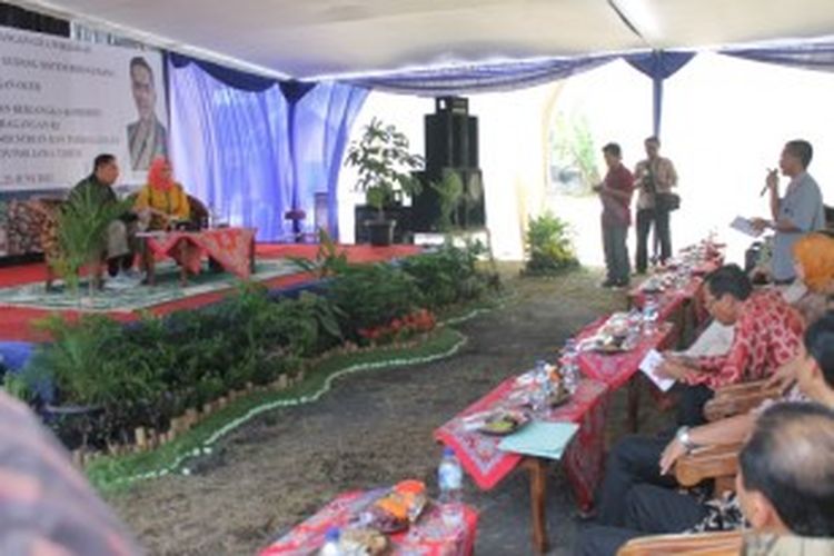 Menteri Perdagangan RI Gita Wirjawan saat berdialog dengan ratusan petani di gudang SRG di Desa Alassumur, Kraksaan, Kabupaten Probolinggo, Jawa Timur.