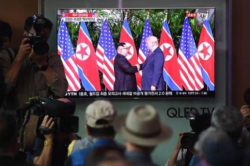 Saat Dunia Menyaksikan Jabat Tangan Bersejarah Trump-Kim Jong Un