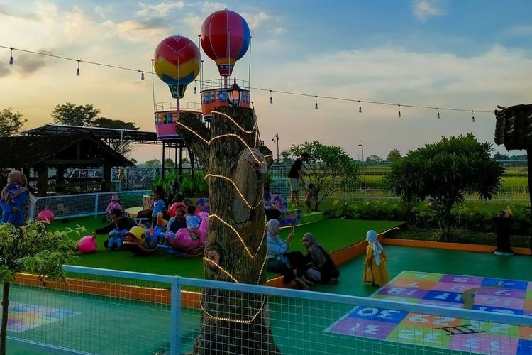 Wahana di Munggur Park Klaten, wisata yang mengusung konsep pasar malam modern dilengkapi dengan playground
