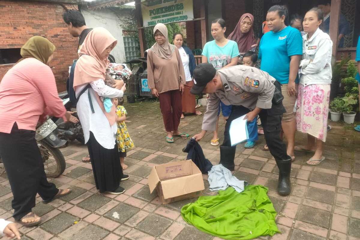 Petugas memeriksa dan mengevakuasi sosok bayi yang ditemukan di Dusun Gondang, Desa Carangwulung, Kabupaten Jombang, Jawa Timur, Selasa (4/2/2025).