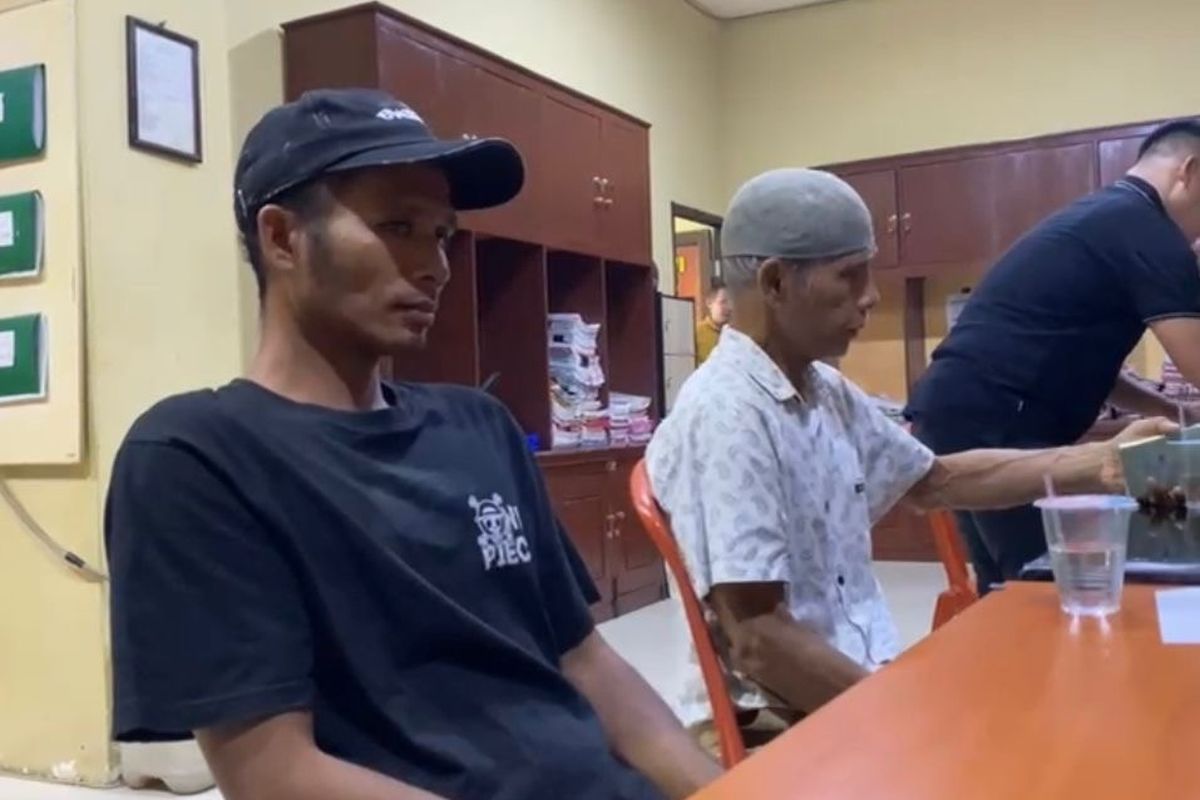 Bapak-anak yang ditangkap karena melakukan pemerasan terhadap para pedagang pasar ikan di Bandar Lampung, Selasa (13/5/2025).