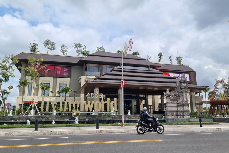 Gedung pusat perbelanjaan Living World di Jalan Gatot Subroto, Denpasar, Bali. Foto diambil pada Jumat (8/12/2023).