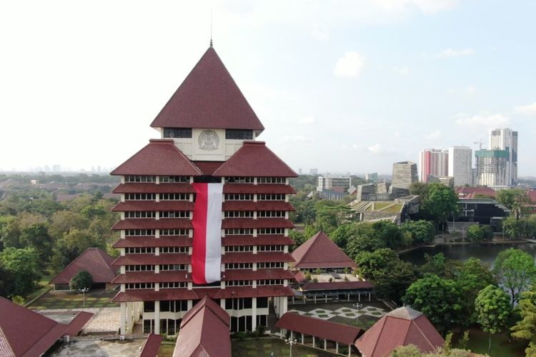 Kain merah putih raksasa membentang di Gedung Rektorat Universitas Indonesia, Depok, Jawa Barat. Pemasangan kain merah putih tersebut dilakukan oleh delapan anggota Unit Kegiatan Mahasiswa (UKM) Mapala UI.