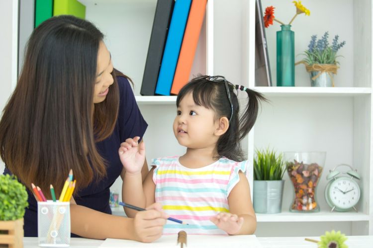 Edukasi seks tak hanya soal hubungan, tapi pengenalan tubuh dan batasan diri anak sejak usia 3?4 tahun. Simak pesan psikolog HIMPSI.