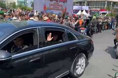 Riuh Teriakan "Terima Kasih Jokowi" saat Rombongan Mobil Presiden Lewat Bundaran HI