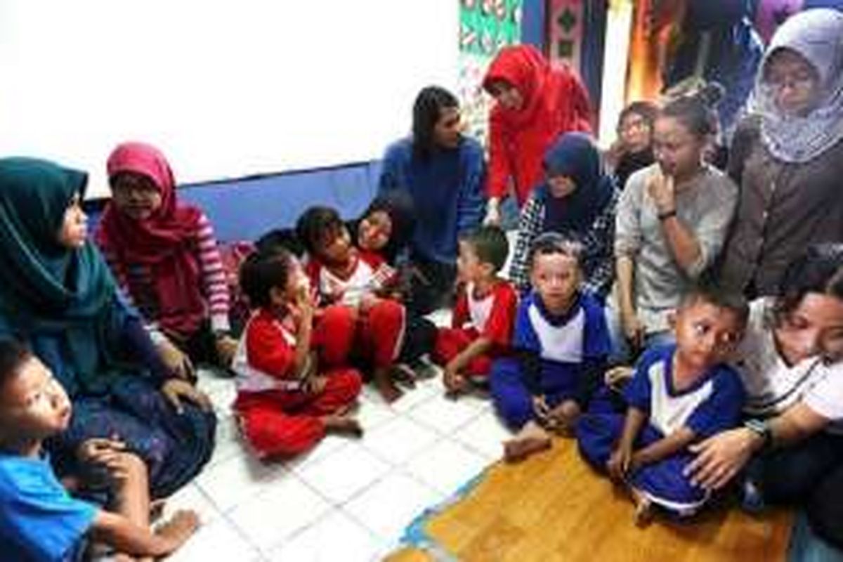 Anak-anak SAAJA tengah mendengarkan guru mereka. Mereka belajar sambil bermain di sekolah alternatif anak jalanan tersebut.