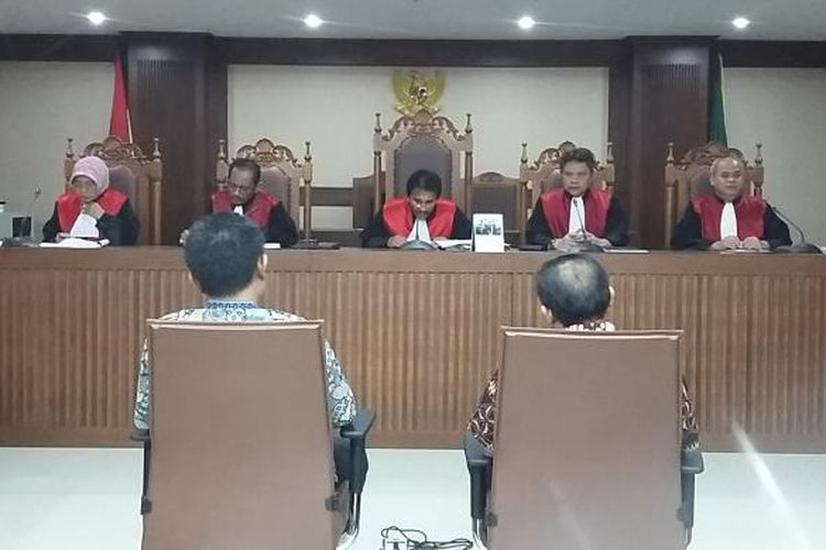 Terdakwa Direktur Utama PT Citra Gading Asritama Ichsan Suaidi dan pengacaranya, Awang Lazuardi Embat di Pengadilan Tindak Pidana Korupsi Jakarta, Senin (20/6/2016).