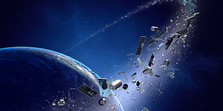 Ilustrasi sampah luar angkasa dari sisa-sisa satelit.