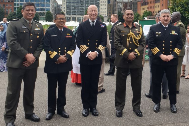 Kolonel Agustinus Purboyo (kiri) menjadi perwira TNI pertama yang menyelesaikan program Postgraduate Certificate in Security and Strategy for Global Leaders, yang diselenggarakan oleh Kings College London (KCL).