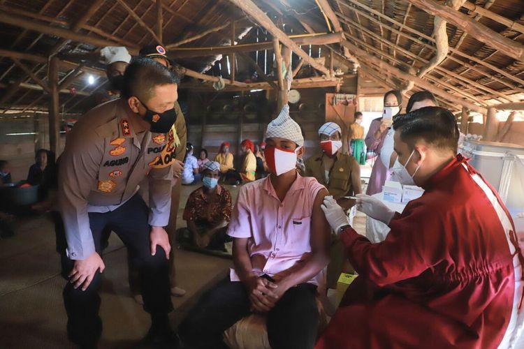 Kapolda Riau, Irjen Pol Agung Setya Imam Effendi meninjau pelaksanaan vaksinasi di Riau, Minggu (13/12/2021).