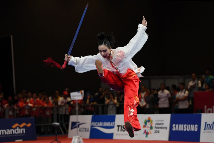 Atlet Indonesia Lindswell beraksi pada kategori Taijijian Putri Wushu Asian Games 2018 di Jiexpo, Kemayoran, Jakarta, Senin (20/8/2018). ANTARA FOTO/INASGOC/Ismar Patrizki/nak/18.