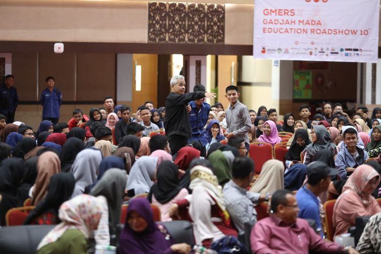 Gubernur Jawa Tengah Ganjar Pranowo saat menjawab pertanyaan pelajar pada acara Gadjah Mada Education Roadshow di Universitas Negeri Padang, Minggu (26/1/2020).