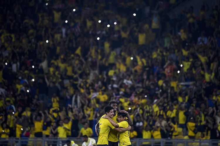 Pemain timnas Malaysia merayakan gol ke gawang Thailand pada Kualifikasi Piala Dunia 2022 Zona Asia di Stadion Nasional Bukit Jalil, Kuala Lumpur, 14 November 2019. Terkini, Malaysia akan kembali melawan Thailand di Stadion Bukit Jalil dalam ajang Piala AFF 2022. Di artikel ini tersaji link live streaming Malaysia vs Thailand, Sabtu (7/1/2023) malam WIB.