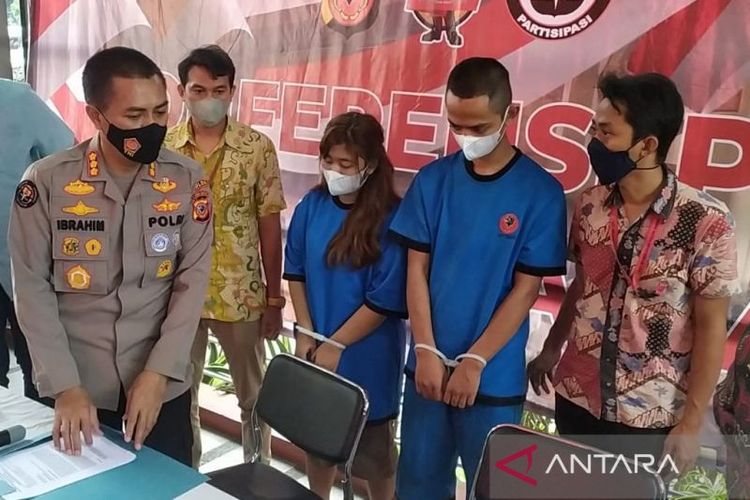 Polisi mengamankan dua tersangka kasus arisan bodong Rp 21 miliar di Polda Jawa Barat, Kota Bandung, Jumat (11/3/2022). 