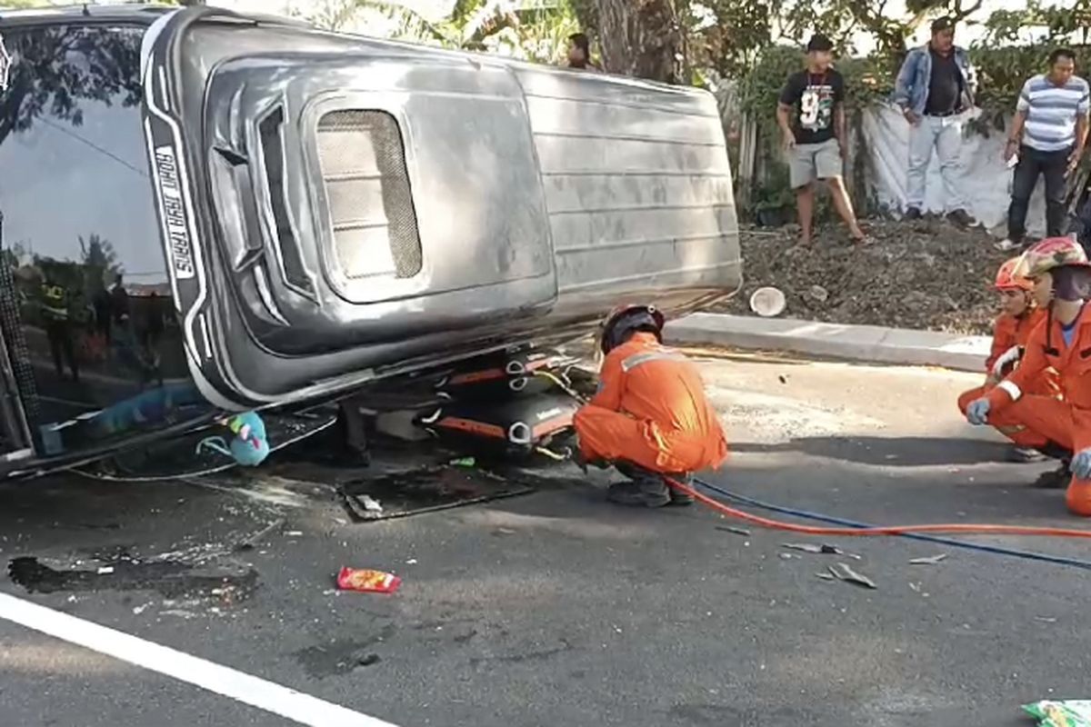 Minibus steward Indonesia VS Turkmenistan terguling