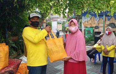Ketua RT 02, RW 08, Kelurahan Genteng, Kecamatan Genteng, Syahri, membagikan sembako kepada warga yang terpapar Covid-19.