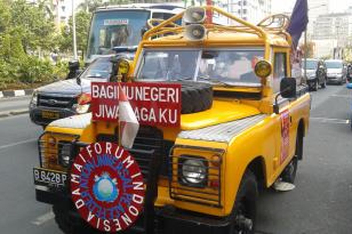 Mobil jeep Land Rover kuning, yang digunakan Herawaty Rinto Paeran, saat mengikuti pawai pendukung Presiden RI Joko Widodo, di Jalan MH Thamrin, Jakarta Pusat, Senin (20/10/2014).