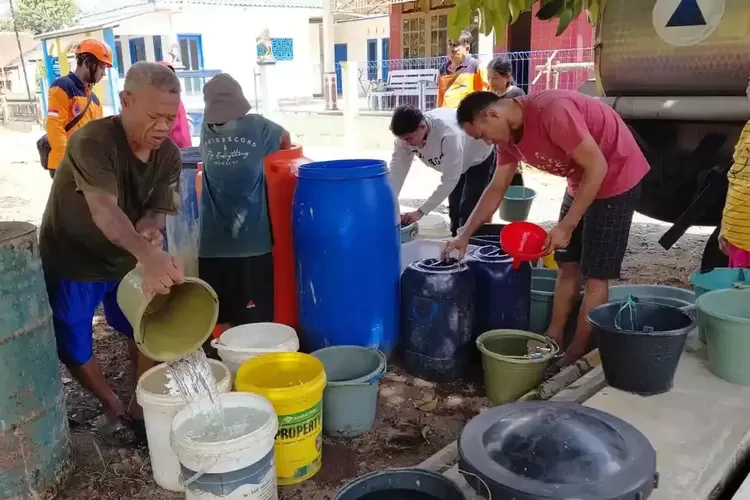 Sumur Mengering sejak 3 Bulan Terakhir, Warga Banyumas Tempuh 1 Kilometer demi Air Bersih