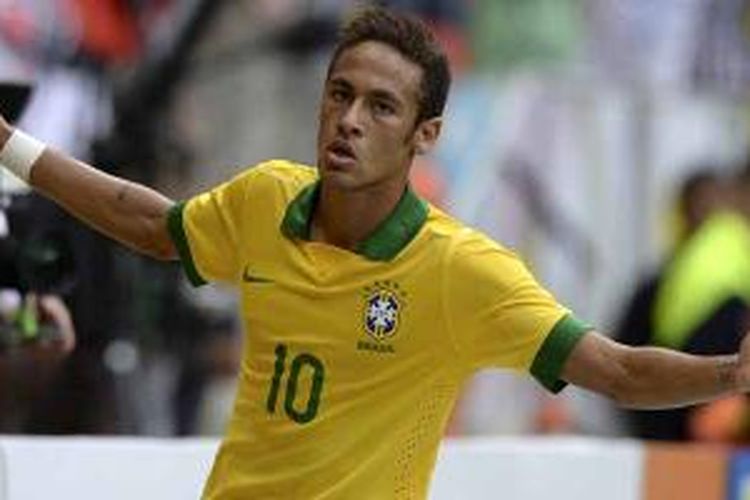 Striker Brasil, Neymar, melakukan selebrasi setelah mencetak gol ke gawang Australia dalam laga persahabatan di Mane Garrincha National stadium, di Brasil, Sabtu (7/9/2013.