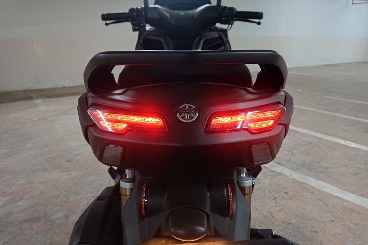 Lampu belakang Yamaha Nmax Turbo tampak makin kecil dibandingkan sebelumnya.