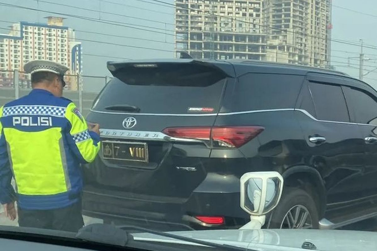 Tangkapan layar dari akun Instagram @dashcam_owners_indonesia terkait kecelakaan beruntun yang melibatkan mobil Fortuner berpelat dinas Polda Jabar 7-VIII di KM 14 Tol Layang Sheikh Mohamed bin Zayed (MBZ), Senin (6/5/2024) pagi, Selasa (7/5/2024).