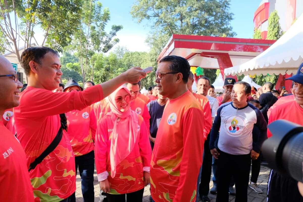Gubernur Sulawesi Selatan Nurdin Abdullah saat suhunya diukur melalui termo scanner di pelataran Fakultas Hukum Universitas Hasanuddin Makassar, Minggu (15/3/2020).