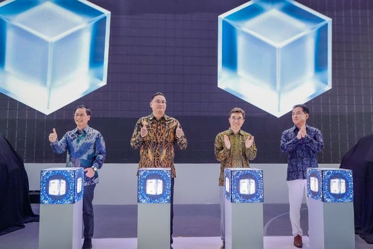 Sejalan dengan tema "Hyundai EV. Expect more", HMID menampilkan All New KONA Electric di ajang IIMS 2024 yang dapat menjadi pilihan kendaraan listrik yang lebih versatile bagi konsumen. Adapun All New KONA Electric yang diluncurkan secara global pada 2023 hadir sebagai EV SUV yang mampu meningkatkan kepercayaan diri pengguna berkat eksterior yang sleek dan aerodinamik.