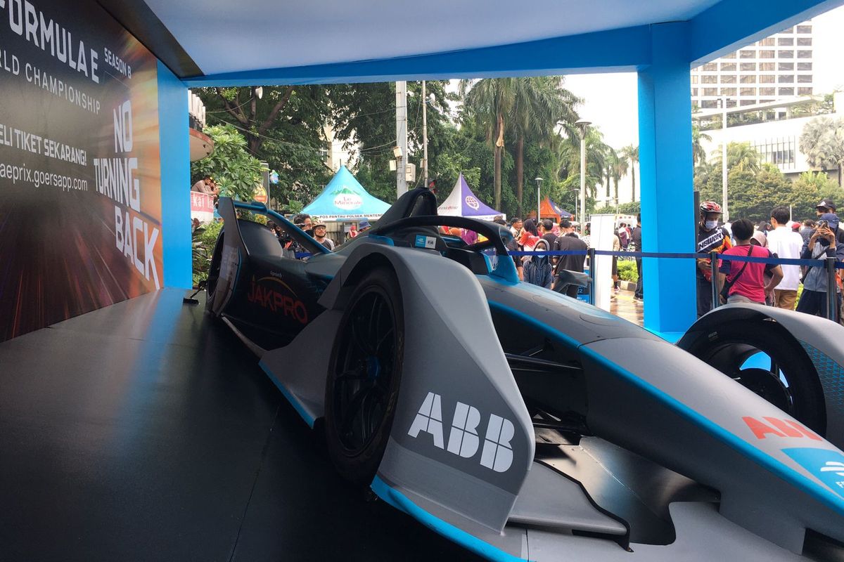 Pameran Mobil Balap Formula E di Car Free Day di Kawasan Bundaran HI, Jakarta, Minggu (29/5/2022)