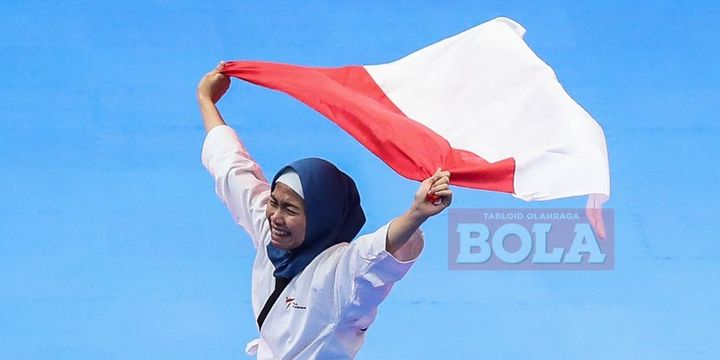 Atlet taekwondo, Defia Rosmaniar, menyumbang medali emas pertama bagi Indonesia pada Asian Games 2018, 19 Agustus 2018. 