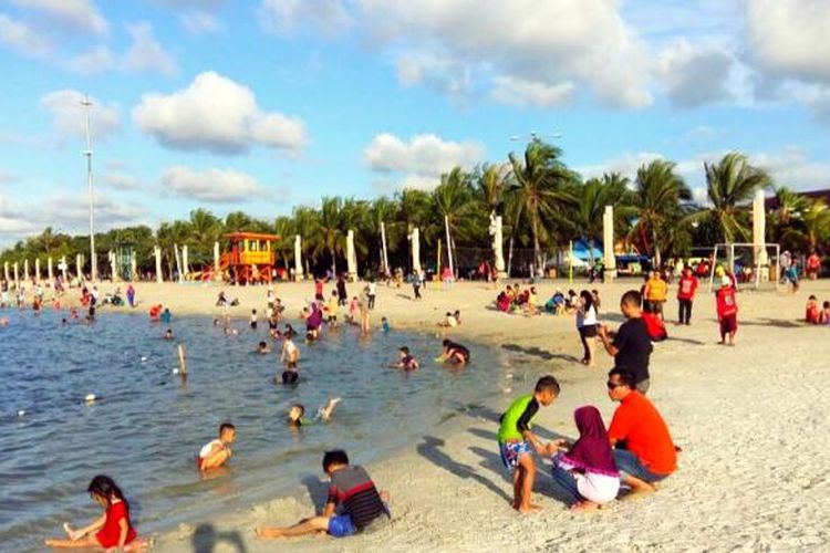 Pantai Lagoon berpasir putih jadi destinasi wisata baru yang pas untuk liburan bersama keluarga.